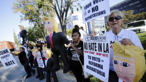 Mexikaner demonstrerade mot Donald Trump på onsdagen. Mexikaner demonstrerade mot Donald Trump.