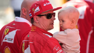 Kimi och Robin Räikkönen hoppas på snabba röda bilar i år. Räikkönen med sonen Robin.