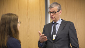 - Det är viktigt att få information om hur andra länder har hanterat de här fallen, men lätt är det inte, säger Pasi Tuominen, konsulchef på UM. Pasi Tuominen keskustelee toimittajan kanssa.