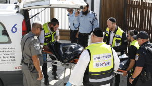 En av de palestinska gärningsmannen förs bort efter att han skjutits ihjäl nära Tempelberget i Jerusalem 14.7.2017 En av de palestinska gärningsmannen förs bort efter att han skjutits ihjäl nära Tempelberget i Jerusalem 14.7.2017