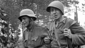 Mången okänd soldat tampades med problem som man inte ville tala högt om. Två soldater går i armkrok, den ena gråter, den andra ser rakt in i kameran