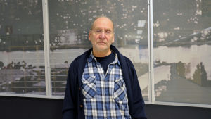 Bert Bjarland tror vi kunde få ner våldsstatistiken om män vågade prata om sina känslor. Man i blå skjorta.