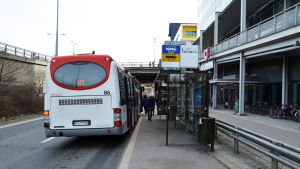 Det är bussen som gäller för Mattbyborna, fram till åtminstone september. Buss 143 stannar vid Västerledens hållplats vid Iso Omena.