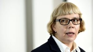 Opinionsnämnden för massmedier och dess ordförande Elina grundström slog fast att Yle gav efter för påtryckningar. Porträtt av Elina Grundström med glasögon och blont polkahår.