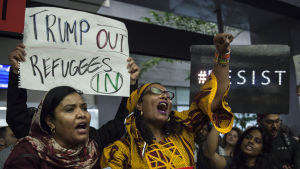 Flera av Trumps beslut har väckt ilska bland amerikanerna. Demonstration på flygplatsen i San Francisco mot Donald Trumps inreseförbud mot sex muslimska länder.