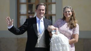 Prins Nicolas var iklädd samma dopklänning som storasyster Leonore här har på sig på sitt dop sommaren 2014. Prinsessan Leonores dop