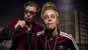Py Huss-Wallin och Ester Uddén som Frasse och Mats i The Real Mens Show. föreställningsbild ur produktionen Frasse och Mats