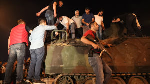 Vuoden 2016 vallankaappausyritys kukistettiin nopeasti. Demonstranter ockuperar en stridsvagn i Istanbul.