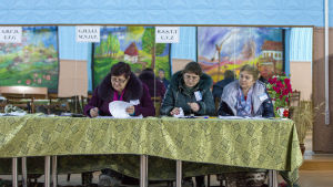 Valfunktionärer i byn Boscana, nordost om Moldaviens huvudstad Chisinau. Valfunktionärer i småstaden Boscana, nordost om Moldaviens huvudstad Chisinau.