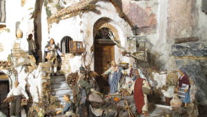 Paolo Maria Capicin seimikuvaelma Natività nella masseria (Syntymä maalaistalossa). Keski-italialainen jouluseimi, jossa kylänäkymä valkoisine taloineen, kylänväkeä ja pyhä perhe.