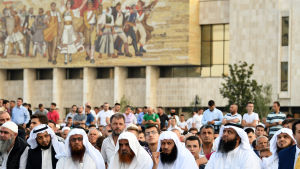 Id al-fitrsamling på Skanderbegplatsen i Tirana på söndagsmorgonen. Muslimer markerar slutet på Ramadan i Tirana.