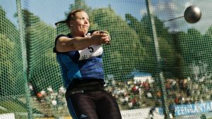 Merja Korpela ute efter mästerskap nummer elva. Merja Korpela kastar slägga, Lapinlahti 2016.