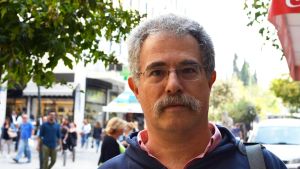 Journalisten Tasos Kostopoulos skriver om minoritetsfrågor. Tasos Kostapoulous har skrivit en bok om det makedoniska språket i Grekland.