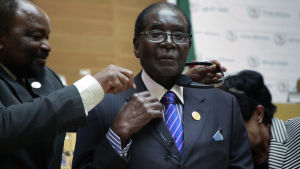 Zimbabves president Robert Mugabe förbereder sig för att tala inför den Afrikanska Unionen. Robert Mugabe förbereder sig för att tal inför den Afrikanska Unionen.