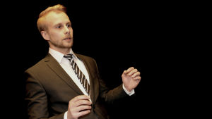 När man känner sig attackerad och osäker i en argumentation är det lätt hänt att man tar ett steg bakåt. När man känner sig attackerad och osäker i en argumentation är det lätt hänt att man tar ett steg bakåt.