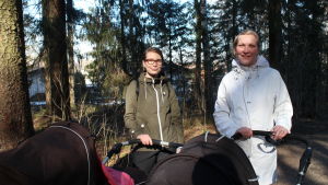 Johanna Karvonen (oik.) aikoo viedä Jimi-poikansa yksivuotiskuvaan. Anna Kosonen empii. Kaksi nuorta äitiä metsässä lastenvaunun kanssa.