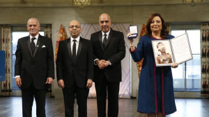 Tunisiens nationella dialogkvartett tog emot Nobels fredspris i Oslo i december 2015. Nationella dialogkvartetten från Tunisien tar emot Nobels fredspris i Oslo 2015.