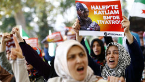 Turkiska demonstranter i Istanbul protesterar mot de fortsatta ryska flygattackerna mot östra Aleppo. "Massaker i Aleppo, Teater i FN", står de på skylten i bakgrunden Turkiska demonstranter i Istanbul protesterar mot de fortsatta ryska flygattackerna mot östra Aleppo. "Massaker i Aleppo, Teater i FN", står de på skylten i bakgrunden