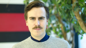 Matias Mäkynen tycker unga behövs inom politiken eftersom de jobbar på andra och vissa fall bättre än sätt än äldre politiker. Matias Mäkynen politiker.