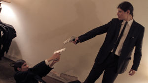 Angulon veljekset näyttelevät Reservoir Dogs -elokuvan kohtausta. Kuva dokumenttielokuvasta The Wolfpack.