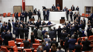 Den kontroversiella lagen väckte häftig debatt mellan ledamöter från landets två största partier, presidentens AKP och oppositionspartiet CHP Den kontroversiella lagen väckte häftig debatt mellan ledamöter från landets två största partier, presidentens AKP och oppositionspartiet CHP