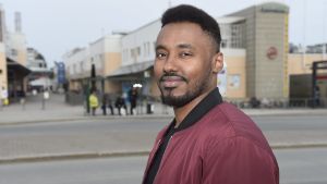 Suldaan Said Ahmed (VF) är nyinvald i Helsingfors fullmäktige. Suldaan Said Ahmed utanför ett köpcentrum.