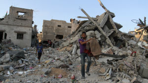 Civilbefolkningen drabbades hårt av Gazakriget 2014 som i praktiken lämnade hela landet i ruiner. Både Israel och Egypten har infört handelsembargon mot Gaza men det nya försoningsavtalet inger hopp om att sanktionerna ska lätta. Palestinier bär ut sina ägodelar ur husruiner i norra Gaza på söndagen då eldupphöret pågått i tre dagar.