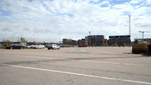 På den här parkeringsplatsen i Södervik rör sig både bilar, cyklister och fotgängare i en salig röra. Fiskehamnen cykelväg.