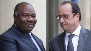 Den forna kolonialmakten Frankrike och andra EU-länder är kritiska och kräver större transparens. Ali Bongo träffade president Francois Hollande i Paris ifjol Den forna kolonialmakten Frankrike och andra EU-länder är kritiska och kräver större transparens. Ali Bongo träffade president Francois Hollande i Paris ifjol
