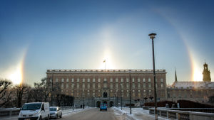 Vädersolar över det moderna Stockholm. Halofenomen ovanför Stockholms slott 22 januari 2016.