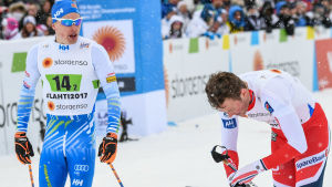 Iversen bad efteråt om ursäkt av Iivo Niskanen. Iivo Niskanen sur på Emil Iversen efter lagsprinten, VM 2017.