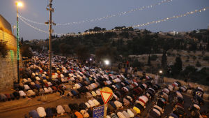 Palestinier ber utanför Lejonporten i protest mot säkerhetsanordningarna vid Tempelberget 24.7.2017. Palestinier ber utanför Lejonporten i protest mot säkerhetsanordningarna vid Tempelberget 24.7.2017.