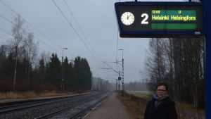 Anna-Kaisa Brenner säger att hon inte har något annat val än att ta bilen till jobbet i Helsingfors då tågen inte längre stannar i Bobäck. Bobäck station i Kyrkslätt är nedläggningshotad