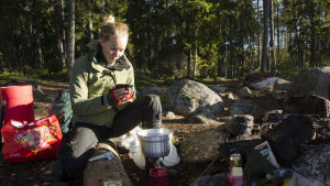 Den godaste kaffekoppen dricks utomhus efter en lång och kall natt. Hanna Enlund dricker kaffe.