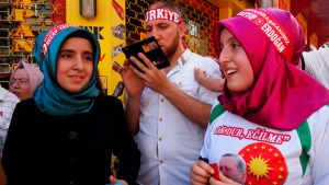 Erdoganin kannattajat juhlivat vallankaappausyrityksen kaatumista elokuussa Istanbulissa. Turkin itsevaltaisen preisdentin Recep Tayyip erdoganin kannattajat juhlivat Istanbulissa elokuussa 2016