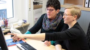 Ingrid Wolters (t. v.) och verksamhetesledaren Susanne Kleist kollar biljettläget Ingrid Wolters (t. v.) och verksamhetesledaren Susanne Kleist kollar biljettläget.