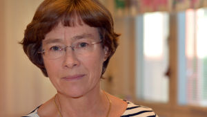 Hälsovårdare Regina Bergström träffar alla småbarn i Ingå. Porträttbild av hälsovårdare Regina Bergström i Ingå.