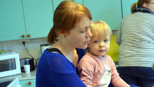 Paula Henriksson ser klubben som en möjlighet att träffa andra vuxna. Paula Henriksson med sin dotter på vuxen-barnklubb i Pernå