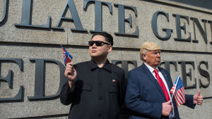 Kim Jong-un- och Donald Trump-imitatörer poserar för turister utanför USA:s generalkonsulat i Hongkong 25.1.2017 Kim Jong-un- och Donald Trump-imitatörer poserar för turister utanför USA:s generalkonsulat i Hongkong 25.1.2017
