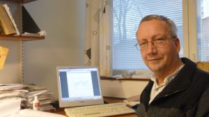 Jarl Ahlbeck är skeptisk till att det finns tillräckligt med råvaror för att tillverka inhemsk biogas. Teologiedoktor Jarl Ahlbeck vid sitt skrivbord vid Åbo Akademi.