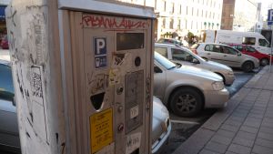 Biljettautomaterna dök up på 1980-talet. På 2010-talet finns det både kort- och slantautomater. Bilar parkerade vid en p-automat.