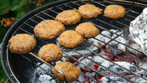 Kom ihåg att alltid kontrollera att kolet i grillen är ordentligt släckt, uppmanar jourhavande brandmästare. Grillmat smakar gott på sommaren.