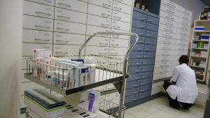 Färdiga farmaceuter hittar ofta jobb på apotek (arkivbild). Medicinhantering på apotek.