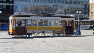 Kanske en caféspårvagn kunde vara något? Arkivbild. En av de gamla spårvagnarna har förvandlats till en glasskiosk i centrala Åbo.