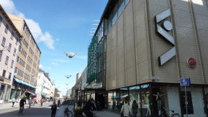 Gågatan lockar, men kunde locka ännu fler köpare. Stockmann i Åbo våren 2014.