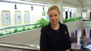 Erja Lindberg är generalsekreterare för det såkallade kommunförsöket, där ett sextiotal kommuner testar sätt som kan hjälpa långtidsarbetslösa. Erja Lindberg på Kommunförbundet