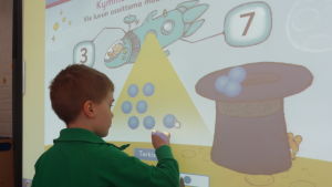 Espoolaisen Olarin päiväkodin lapset tekevät matematiikan tehtäviä älytaulun avulla. Espoon Olarin päiväkodin esikoululaiset tekevät älytaululla matematiikan tehtäviä.