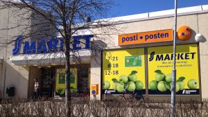 Varuboden-Osla är en stor aktör i Nyland. Den driver bland annat alla Prisma- och S-marketaffärer i regionen. S-market i Pojo med ombudspost.
