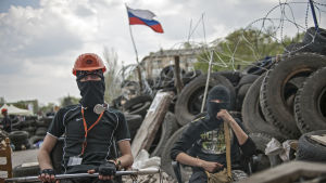 I Donetsk, i östra Ukraina, fortsätter ockupationen av myndighetsbyggnader med den ryska flaggan i topp trots beslut om att trappa ner krisen. Pro-ryska ockupanter i Donetsk