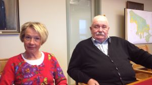 Ulf Lindström i Hangö skulle gärna sluta med politiken, men fattar beslutet först i vår. Barbro Wikberg har bestämt sig - det här är hennes sista fullmäktigeperiod. SFP:s Barbro Wikberg och SDP:s Ulf Putte Lindström i Hangö.